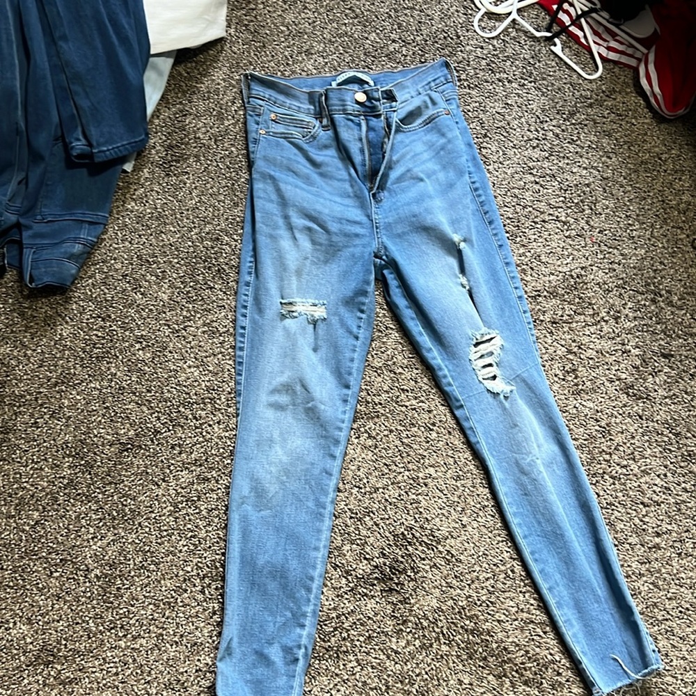 Jeggings distressed.